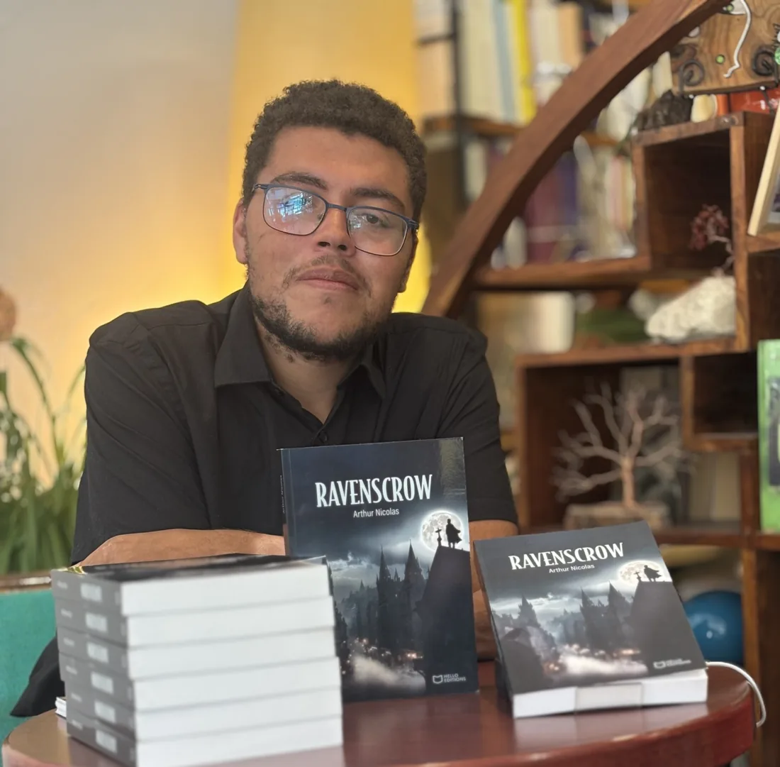 Arthur Nicolas avec des exemplaires de Ravenscrow
